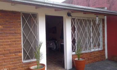 Casa en venta - 3 dormitorios 3 baños  - 400mts2 - Adrogue