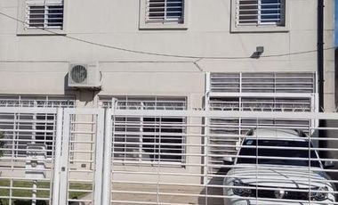 Casa en venta - 3 dormitorios 3 baños  - 400mts2 - Adrogue