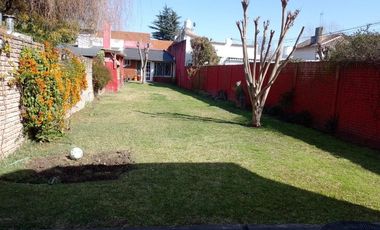 Casa en venta - 3 dormitorios 3 baños  - 400mts2 - Adrogue
