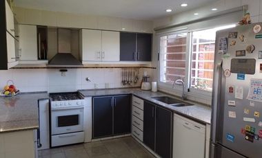 Casa en venta - 3 dormitorios 3 baños  - 400mts2 - Adrogue