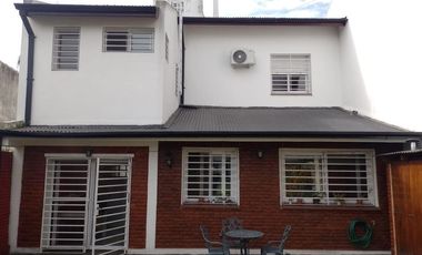 Casa en venta - 3 dormitorios 3 baños  - 400mts2 - Adrogue