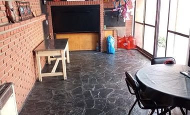 Casa en venta - 4 dormitorios 3 baños - quincho con parrilla -160mts2- Quilmes