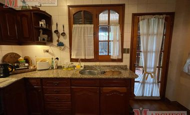 Casa 5 ambientes en venta y en alquiler para uso comercial en Ituzaingo Norte