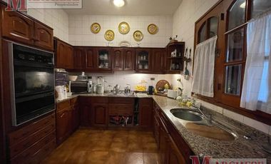 Casa 5 ambientes en venta y en alquiler para uso comercial en Ituzaingo Norte