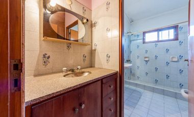 VENTA / PERMUTA - Casa -  4 dormitorios con local -  Capitán Bermúdez