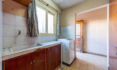 VENTA / PERMUTA - Casa -  4 dormitorios con local -  Capitán Bermúdez