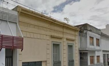 Casa en venta - 3 dormitorios 1 baño - cochera - 433mts2 - Azul