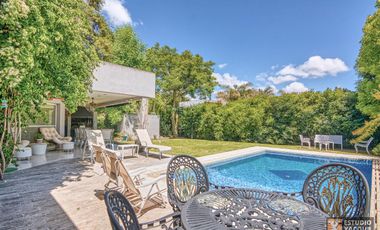 Casa venta - 2 dormitorios 3 baños - Cochera - Pileta - 230mts2 - City Bell, La Plata