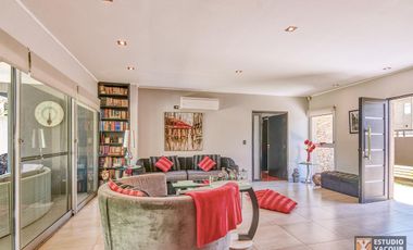 Casa venta - 2 dormitorios 3 baños - Cochera - Pileta - 230mts2 - City Bell, La Plata