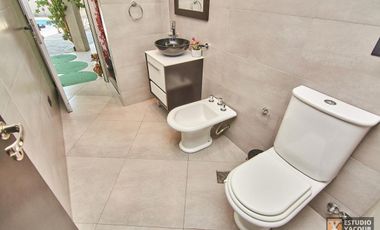 Casa venta - 2 dormitorios 3 baños - Cochera - Pileta - 230mts2 - City Bell, La Plata
