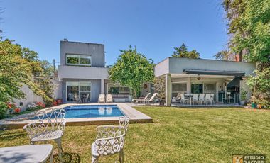 Casa venta - 2 dormitorios 3 baños - Cochera - Pileta - 230mts2 - City Bell, La Plata