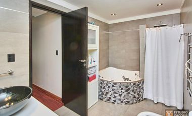 Casa venta - 2 dormitorios 3 baños - Cochera - Pileta - 230mts2 - City Bell, La Plata