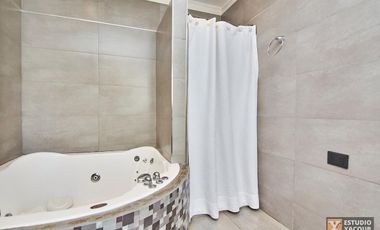 Casa venta - 2 dormitorios 3 baños - Cochera - Pileta - 230mts2 - City Bell, La Plata