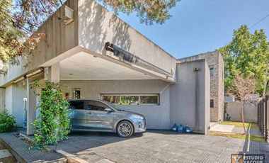 Casa venta - 2 dormitorios 3 baños - Cochera - Pileta - 230mts2 - City Bell, La Plata