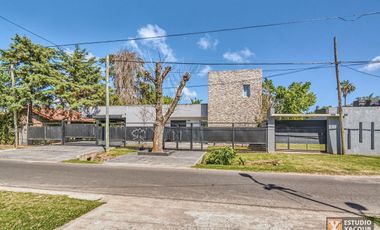 Casa venta - 2 dormitorios 3 baños - Cochera - Pileta - 230mts2 - City Bell, La Plata