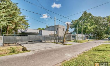Casa venta - 2 dormitorios 3 baños - Cochera - Pileta - 230mts2 - City Bell, La Plata