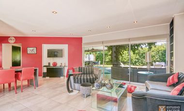 Casa venta - 2 dormitorios 3 baños - Cochera - Pileta - 230mts2 - City Bell, La Plata