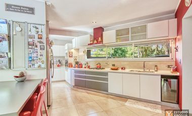 Casa venta - 2 dormitorios 3 baños - Cochera - Pileta - 230mts2 - City Bell, La Plata