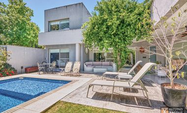 Casa venta - 2 dormitorios 3 baños - Cochera - Pileta - 230mts2 - City Bell, La Plata