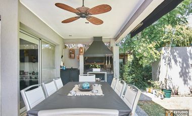 Casa venta - 2 dormitorios 3 baños - Cochera - Pileta - 230mts2 - City Bell, La Plata