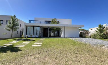 Casa en Venta Barrio Ecuestre - fondo a la laguna