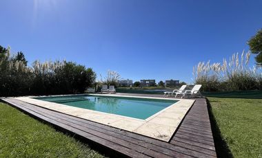 Casa en Venta Barrio Ecuestre - fondo a la laguna