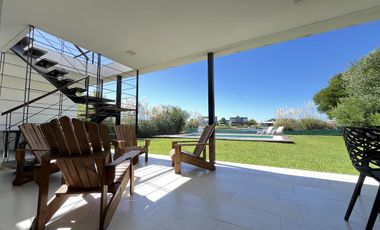 Casa en Venta Barrio Ecuestre - fondo a la laguna