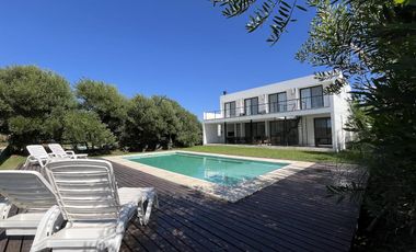 Casa en Venta Barrio Ecuestre - fondo a la laguna