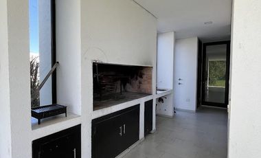 Casa en Venta Barrio Ecuestre - fondo a la laguna
