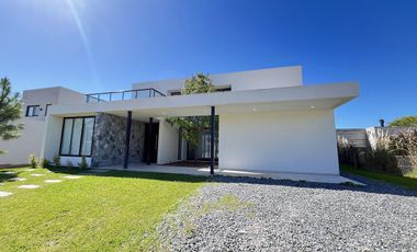 Casa en Venta Barrio Ecuestre - fondo a la laguna