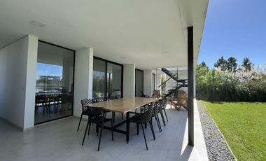 Casa en Venta Barrio Ecuestre - fondo a la laguna