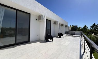 Casa en Venta Barrio Ecuestre - fondo a la laguna