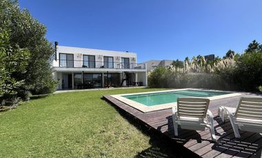 Casa en Venta Barrio Ecuestre - fondo a la laguna