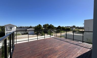 Casa en Venta Barrio Ecuestre - fondo a la laguna
