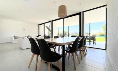 Casa en Venta Barrio Ecuestre - fondo a la laguna