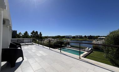 Casa en Venta Barrio Ecuestre - fondo a la laguna