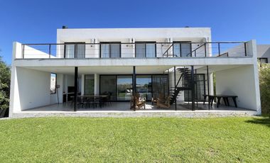 Casa en Venta Barrio Ecuestre - fondo a la laguna