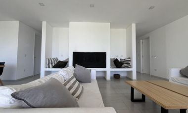 Casa en Venta Barrio Ecuestre - fondo a la laguna