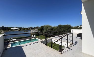 Casa en Venta Barrio Ecuestre - fondo a la laguna