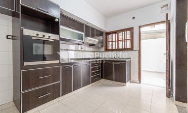 Venta dúplex 3 ambientes con patio y cochera en Ramos Mejia.