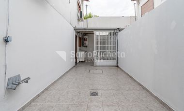 Venta dúplex 3 ambientes con patio y cochera en Ramos Mejia.