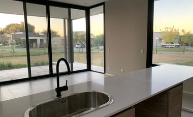 Gran casa sobre lote interno, San Matías, Escobar