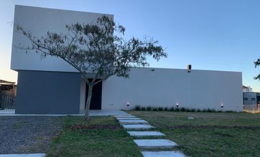 Gran casa sobre lote interno, San Matías, Escobar