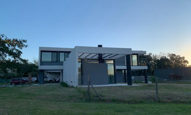 Gran casa sobre lote interno, San Matías, Escobar