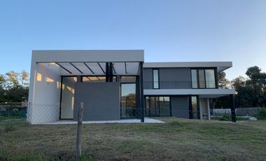 Gran casa sobre lote interno, San Matías, Escobar