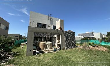 Casa en venta de  5 ambientes a estrenar  en barrio cerrado La Reserva de Hudson, Berazategui