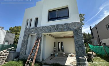 Casa en venta de  5 ambientes a estrenar  en barrio cerrado La Reserva de Hudson, Berazategui