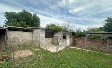 Casa con departamentos y local comercial