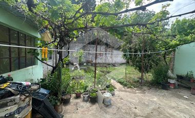 Casa con departamentos y local comercial