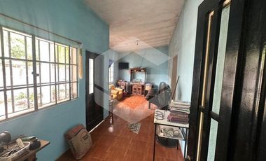 Casa con departamentos y local comercial